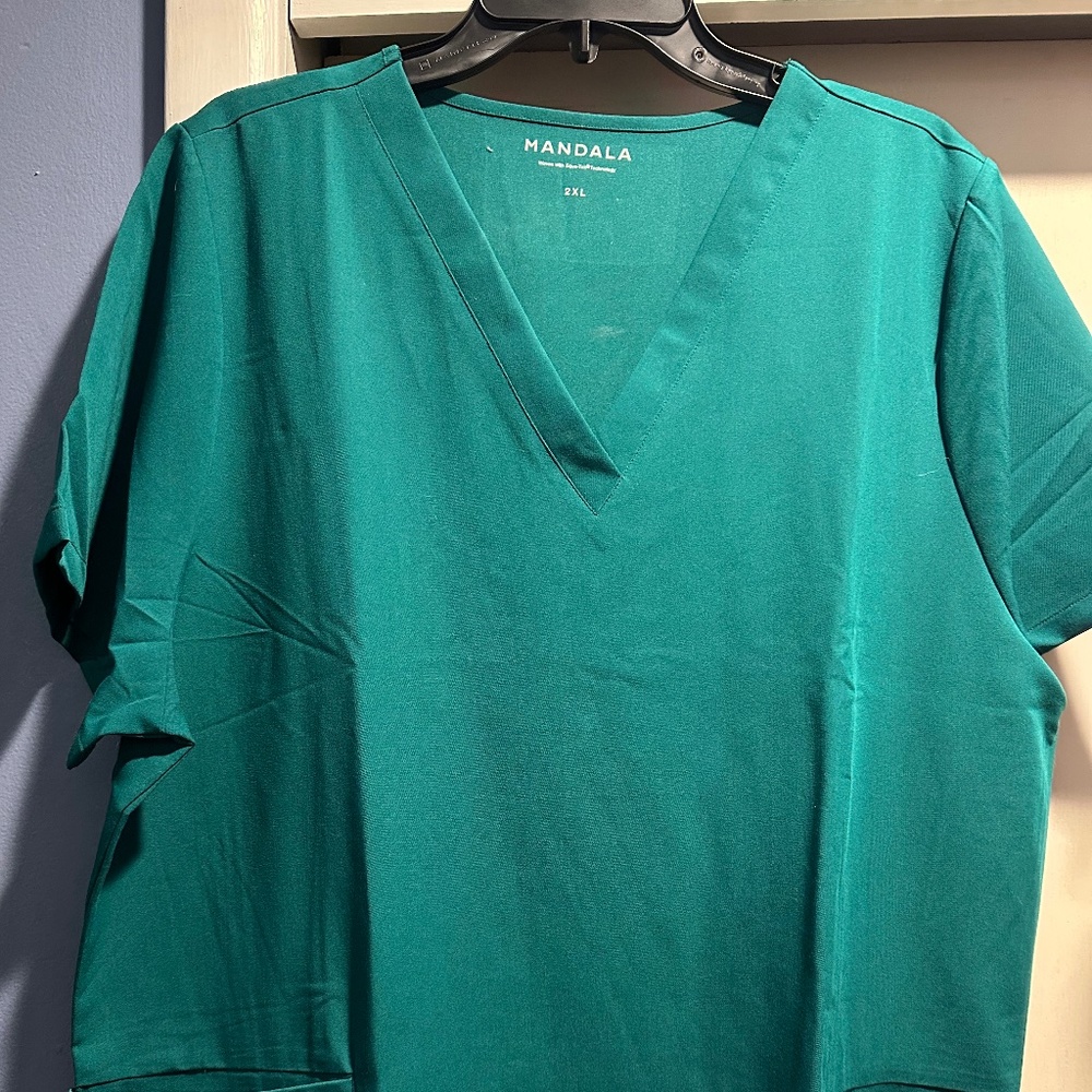 Mandala Scrub Top in Hunter Green
